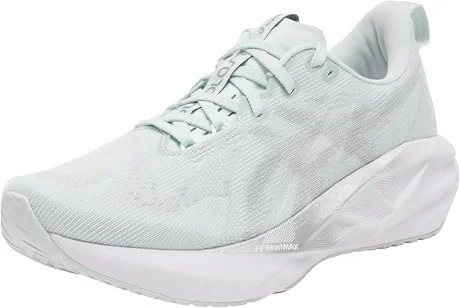 10 Prendas para quem corre (ou quer começar a correr), úteis e acessíveis 7 ASICS Novablast 5 para mulher